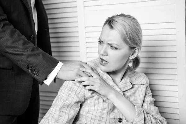 Sexuelle Belästigung im Büro. Respektlosigkeit. Person legt Hand auf Schulter. — Stockfoto