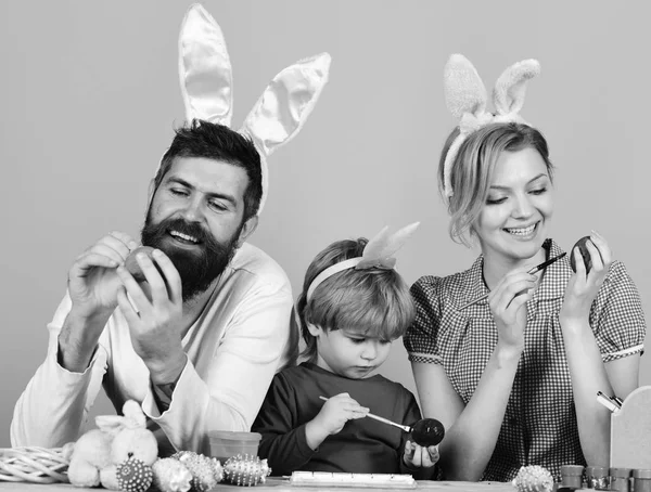 Matka, otec a dcera se připravují na Velikonoce — Stock fotografie