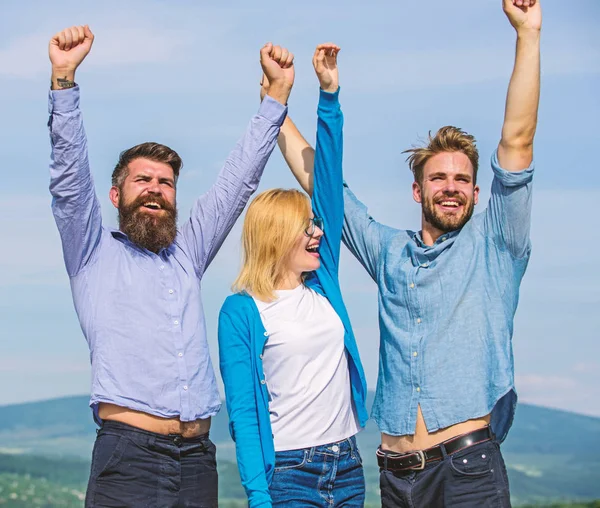 Empresa tres colegas felices trabajadores de oficina disfrutan de la libertad, fondo del cielo. Los empleados disfrutan de la sensación de libertad. Concepto de libertad. Hombres con barba en ropa formal y rubia en anteojos terminaron el trabajo — Foto de Stock