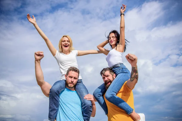 Amigos divirtiéndose festival al aire libre de verano. Hombres y mujeres disfrutan del festival de música. Visite el famoso festival durante las vacaciones. Felicidad y alegría. Festival de música rock. Siente la libertad. Parejas alegres bailando — Foto de Stock