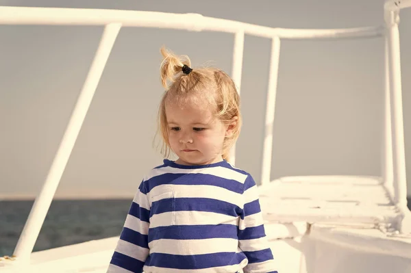 Il mare è la sua vocazione. Bambino godere di vacanza nave da crociera. Bambino carino yacht marinaio giornata di sole. Ragazzo adorabile marinaio camicia a righe bianco yacht viaggiare in tutto il mondo. Avventura di ragazzo marinaio in viaggio mare — Foto Stock