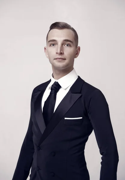 Bailarina de salón con elegante esmoquin. Hombre en traje elegante con corbata. Novio vestido para la celebración de bodas o fiestas. Código de vestimenta para hombre de negocios. Estilo de moda y concepto de tendencia —  Fotos de Stock