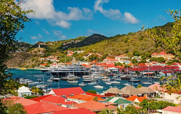 Gustavia, st.barts - 25 janvier 2016 : yacht club ou port avec des bateaux et des bateaux sur le port tropical. Yachting et voile. Voyage de luxe sur yacht. Transport maritime et navire. Vacances d'été sur l'île — Photo