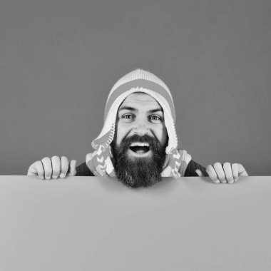 Yeşil ve cyan arka planda şaşkın suratlı adam.,