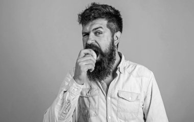 Vejetaryen bir yaşam tarzı. Sakal hipster adamla elma meyve elini tut. Beslenme ve sağlık faydaları. Vejetaryen yemek tarifleri. Vejetaryen lifestyle benimsemek sağlık avantajlar getiriyor. Sağlıklı beslenme