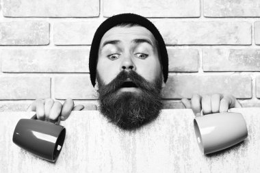 Kâğıt çarşaf ve fincanlarla vahşi beyaz hippi sakallı.