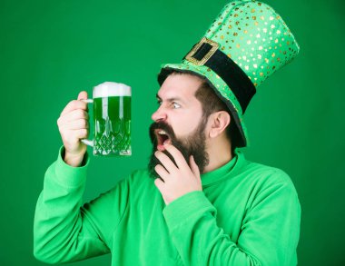 Bir İrlandalıya asla sarhoş. Saint Patricks Günü için kızartma adam sakallı. Hippi bira bardağı tutan cin şapkalı. Yeşil bira içme sakallı İrlandalı adam. Barda Saint patricks günü kutluyor