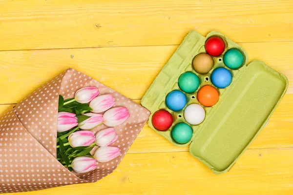 Lale çiçek buketi. Sağlıklı ve mutlu bir tatil. Bahar tatili. Tatil kutlaması, hazırlık. Mutlu paskalyalar. boyalı yumurta yumurta tepsisinde. Yumurtası avı. Hangisini istersin — Stok fotoğraf