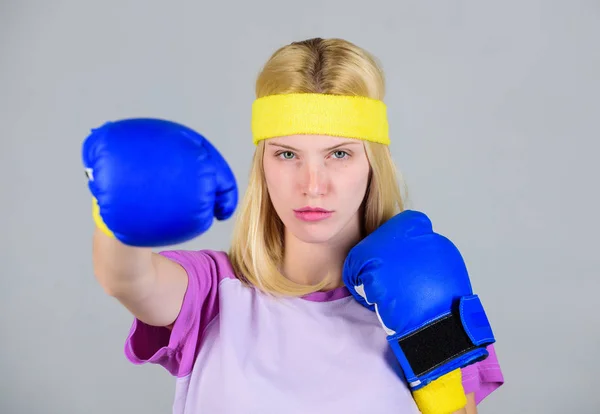 Vrouwelijkheid en krachtbalans. Vrouw bokshandschoenen genieten van de training. Meisje leert zichzelf te verdedigen. Vrouw die traint met bokshandschoenen. Boksen sport concept. Cardio boksoefeningen om gewicht te verliezen — Stockfoto