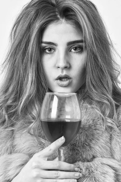 Razões para beber vinho tinto no inverno. Menina moda maquiagem usar casaco de pele segurar copo de vinho. Mulher bebe vinho. Modelo de moda senhora penteado encaracolado gosta de vinho de luxo caro. Conceito de edonismo — Fotografia de Stock
