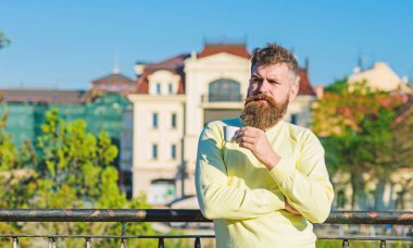 Uzun sakallı kahve keyfini çıkarın. Sabah kahve kavramı. Espresso kupa, içecekler kahve sakallı adam. Adam sakal ve bıyık sakin yüz içecekler kahve defocused balkon, kentsel arka plan, Tarih