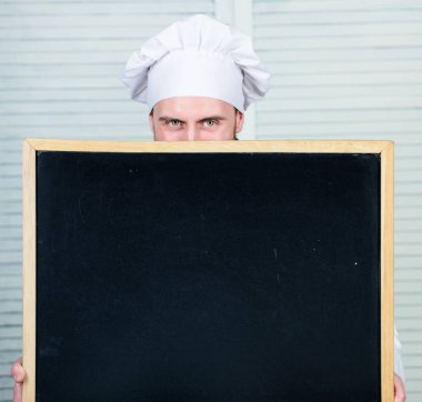 Yemek pişirme için malzemeler listelenmektedir. Pişirme ipuçları dışarı kontrol edin. Profesyonel gibi pişirmek için ipuçları. Adam chef şapka önlük blackboard kopya alanı tutun. Tarifi kavramı. Lezzetli yemek adım adım pişirme. Bugün için menü