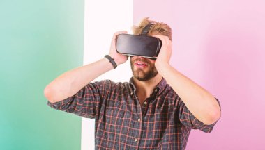 Sanal gerçeklik tadını çıkarın. Adam tıraşsız adam Vr gözlük, pembe arka plan ile. Hipster modern teknolojiler eğlence için kullanın. VR teknolojisi kavramı. Adam Vr gözlük veya baş ile görüntü monte
