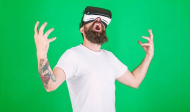 Güç kavramı. Hipster yüz eller güçlü iken yetiştirme bağırarak üzerinde etkileşim içinde sanal gerçeklik. Vr gözlük, yeşil arka planda sakallı adam. Adam kafa monte ekran ile etkileşim içinde Vr