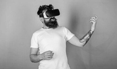 Vr gözlük, yeşil arka planda sakallı adam. Hipster gitarist hevesli yüzündeki modern teknoloji eğlence için kullanın. Vr gözlüklü öğrenin gitar müzik çalmak. VR müzisyen kavramı