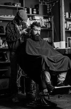 İstemci ense üzerinde kırpma makası kesme saçlı berber. Hipster istemci Başlarken saç kesimi. Hippi saç modeli kavramı. Sakallı adam berber arka plan saçına Kuaför saç kesme makinesi ile çalışır