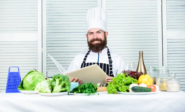 Kulinariska rätter. Vitamin. Vegetarisk Sallad med färska grönsaker. Bantning ekologisk mat. Glad skäggig man. kocken recept. Hälsosam mat matlagning. Mogen hipster med skägg. Kontrollera inköpslista — Stockfoto