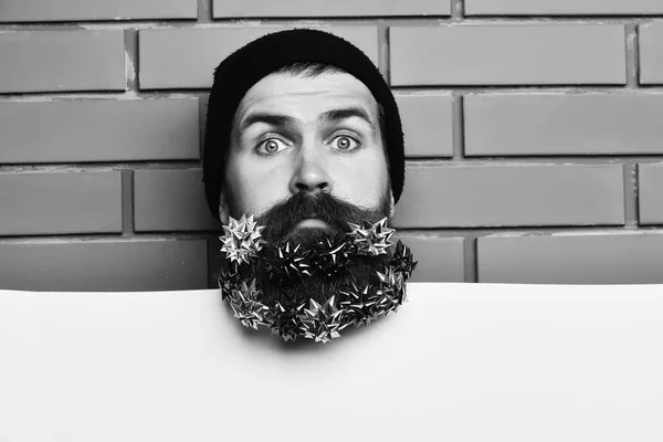 Baard man, brutale Kaukasische verrast hipster met cadeau decoratie sterren — Stockfoto