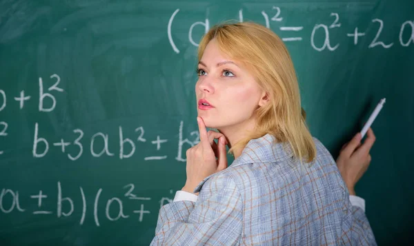 Prove. insegnante a lezione di scuola alla lavagna. Studio e istruzione. Scuola moderna. Giorno della conoscenza. Torniamo a scuola. Giornata degli insegnanti. A scuola. Educazione a casa. donna premurosa. donna in classe — Foto Stock