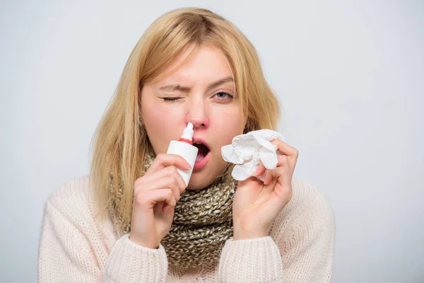 Spray nasal remédio nariz escorrendo. Menina doente segurar gotas nasais e tecido. Tratamento em casa. Nasal gotas garrafa de plástico. Spray nasal eficaz. Nariz escorrendo e outros sintomas de frio. Conceito de alergia — Fotografia de Stock