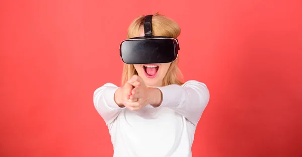 Nő a virtuális-valóság sisak. Fiatal nő segítségével egy virtuális-valóság sisak fogalmi hálózati vonalak. Boldog, fiatal nő, fárasztó virtuális valóság szemüveg, néz mozi vagy játék video játékok. — Stock Fotó