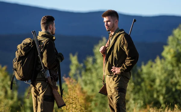 Amitié des hommes chasseurs. Mode uniforme militaire. Les forces armées. Camouflage. Compétences de chasse et équipement d'armes. Comment transformer la chasse en passe-temps. Chasseurs d'hommes avec fusil. Camp d'entraînement. Affaires illégales — Photo