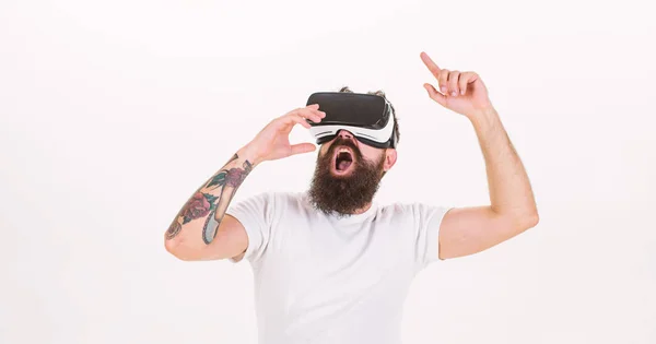 Mann mit Bart und Brille tanzt, weißer Hintergrund. Virtuelles Parteikonzept. Hipster auf schreiendem Gesicht, die Spaß in der virtuellen Realität haben. Mann mit kopfmontiertem Display tanzt in virtueller Realität — Stockfoto