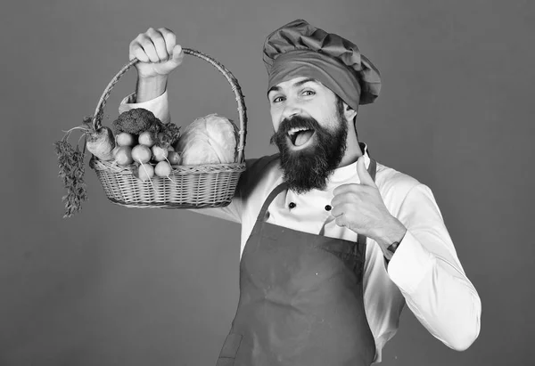 Портрет привабливого хлопця тримає кошик з овочами — стокове фото