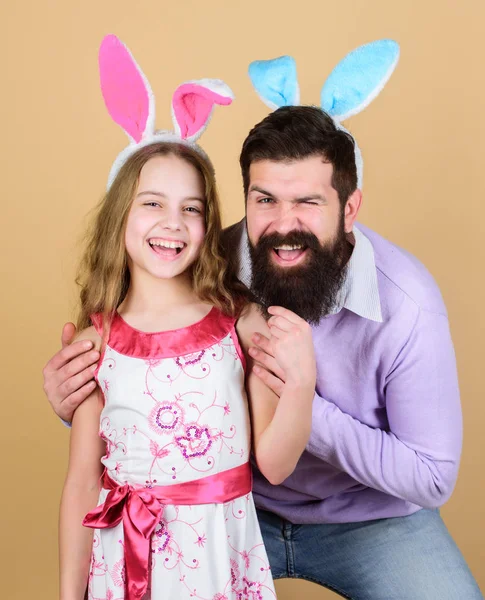 Весняне свято. Великдень. Великдень для дітей. Щасливого Великодня. Святковий кролик довгими вухами. Концепція сімейної традиції. Сімейний тато і дочка носять вуха кролика. Батько і дитина святкують Великдень — стокове фото