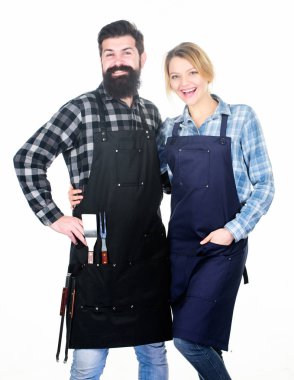 Arka Bahçe Barbekü partisi. Aile yemek ızgara yemek. Birlikte yemek. İki aşık Barbekü için hazırlanıyor. Adam adam ve kız için Barbekü beyaz arka plan hazır sakallı. Piknik ve Barbekü