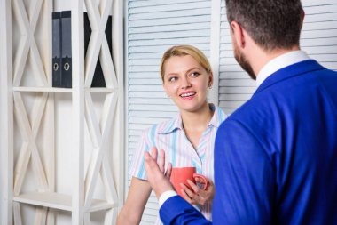 İki neşeli genç insanlar kahve fincanı holding ve Office dururken konuşuyor. Ofiste çalışan kahve ile mutlu yaratıcı ekibi. İş çalışan.