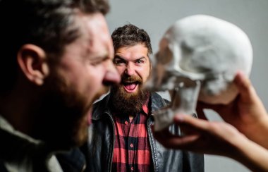 İnsani korkular ve cesaret. Korkunun derinliklerine bak. Ölümün kafatasına bakan vahşi sakallı hippi. Korkularının üstesinden gel. Cesur ol. Korkuyu dağıtmaya odaklanmış. Psikoloji konsepti