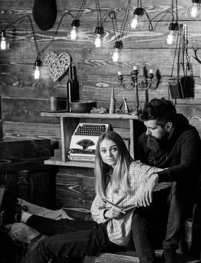 Aile kitapları, iç arka plan ile keyifli akşam geçirmek. Kız ve adam sıcak ortamda kitap okuma yüzler sakin. Duygulu akşam kavramı. Baba kızı için kitaplar için sevgi aşılayan