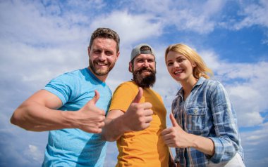 Arkadaşlar eğlenmeye açık hava festivali yaz. Erkek ve kadın yaz tatilinin keyfini çıkarın. Tatil ve eğlence. Ünlü Festivali tatil sırasında ziyaret edin. Ziyaret için tavsiye ederim. Güzel iş. En iyi seçim