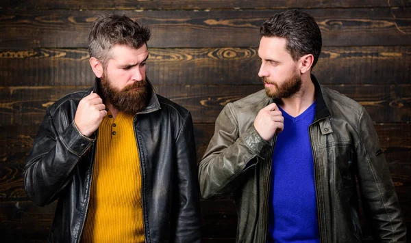 Homens brutal hipster barbudo posando em jaquetas de couro preto na moda. Bonito elegante e legal. Sinta-se confiante em roupas de couro brutais. Homens brutais usam jaquetas de couro. Moda de couro masculino — Fotografia de Stock