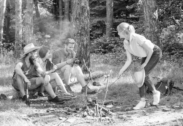 Letni piknik. Turyści piesi siedzieć na dziennika relaks czeka piknik przekąska. Piknik z przyjaciółmi w lesie w pobliżu ognisko. Pieszych relaks podczas przekąskę. Firmy posiadające tle natura piknik wycieczka — Zdjęcie stockowe