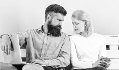 Uzlaşma bulmak. Film izleyecek dizüstü bilgisayar ile bir çift gördüm. Aile birlikte boş zaman harcamak. Seçme film çift ve karşıt görüş var. Biz göz kulak olacak. İki farklı görüş film hakkında