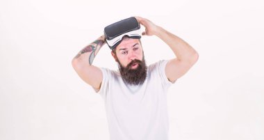 Adam Vr gözlük beyaz arka plan çıkarmak hipster sakallı. Sanal gerçeklik tarafından etkilendim. Adam kafa monte ile sanal gerçeklik görüntüler. Hipster sanal gerçeklik boğulmuş. Etkileyici sanal gerçeklik