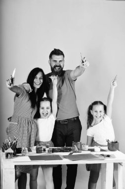 Sanatçı sarılmak ve renkli işaretleyicileri göster. Aile boş zaman