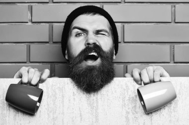 Kâğıt çarşaf ve fincanlarla vahşi beyaz hippi sakallı.