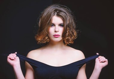 Profesyonel makyaj. Güzellik Salonu konsept. Kıvırcık saç ve makyaj siyah arka plan üzerine olan kadın. Zarif kıyafeti için makyaj fikir. Dumanlı gözler makyaj ve pembe ruj ile çekici şık bayan