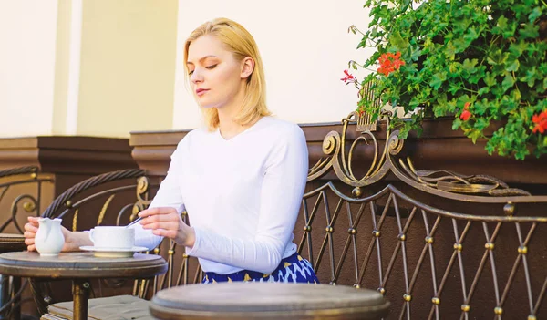 Bom começo de dia. Mulher elegante rosto calmo tem café terraço ao ar livre. A rapariga bebe café todas as manhãs no mesmo sítio que a tradição. Caneca de bom café de manhã me dá carga de energia — Fotografia de Stock