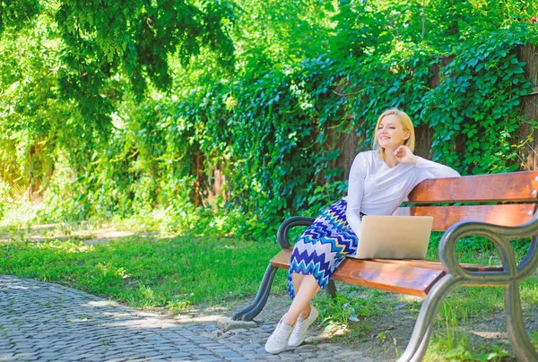 Sparen Sie Ihre Zeit mit dem Online-Shopping. Online einkaufen. Mädchen sitzen Bank mit Notizbuch. Frau mit Laptop im Park genießen grüne Natur und frische Luft. Mädchen träumt vom Online-Shopping — Stockfoto