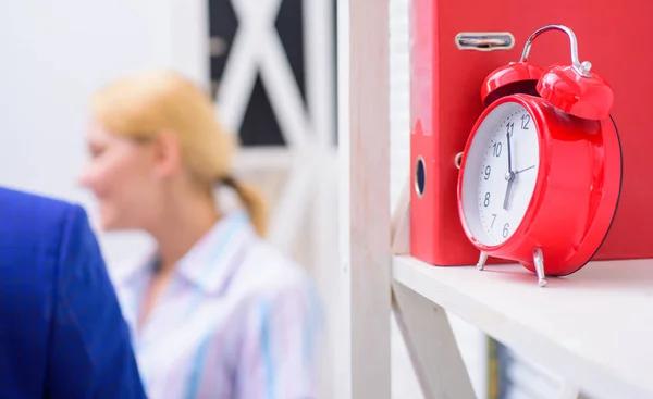 Versuchen, Regisseur zu verführen. Weibchen mit ekelhaftem Gesicht. Sexuelle Belästigung am Arbeitsplatz und am Arbeitsplatz. — Stockfoto