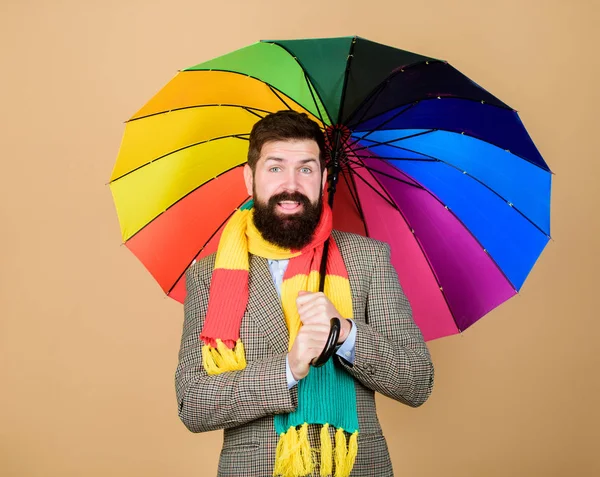 Prever tendências meteorológicas futuras. Homem barbudo cara segurar guarda-chuva colorido. Parece estar a chover. Dias chuvosos podem ser difíceis de atravessar. Preparado para o dia chuvoso. Despreocupado e positivo. Aproveite o dia chuvoso — Fotografia de Stock