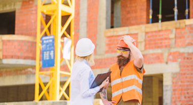 İlerleme projeyi tartışmak. Müfettiş ve sakallı acımasız builder İnşaat ilerleme tartışmak. İnşaat Proje teftiş. İnşaat denetleme, düzeltmeler ve para cezaları. Emniyet Müfettiş konsepti