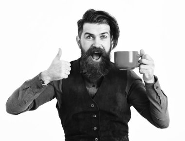 Sakallı adam elinde fincanla kahve, mutlu yüzlü çay