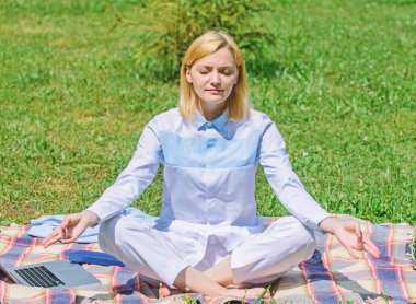 Kız halı yeşil çim çayır doğa arka plan üzerinde meditasyon. Dakika dinlenmek için bulmak. Pratik meditasyon rahatlatıcı bir kadın. Her gün meditasyon. Neden her gün meditasyon. Zihnini temizle