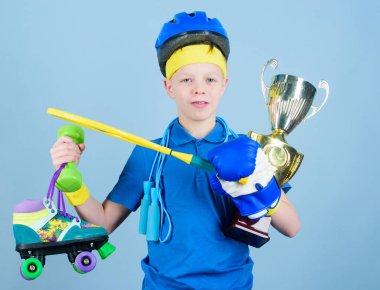 Atlet başarılı çocuk spor ekipmanları ip atlama Boks eldiveni tenis raketi paten ve altın kadehi. Başarı ve Ödülü. Sporda başarı. Gurur başarı elde. Her şeyde başarılı.