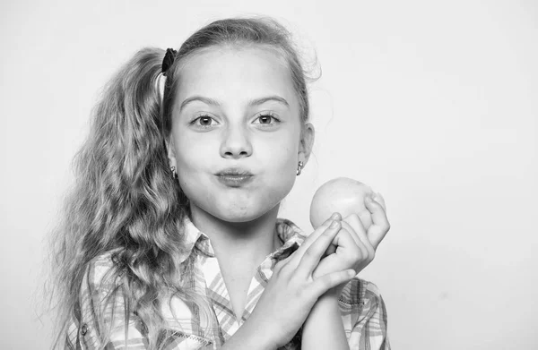 Dobre odżywianie jest niezbędna do dobrego zdrowia. Dziecko dziewczynka jeść owoce zielone jabłuszko. Odżywczej Apple. Koncepcja odżywiania witaminy. Powody codziennie jeść jabłko. Jabłko dziennie trzyma lekarza z dala — Zdjęcie stockowe